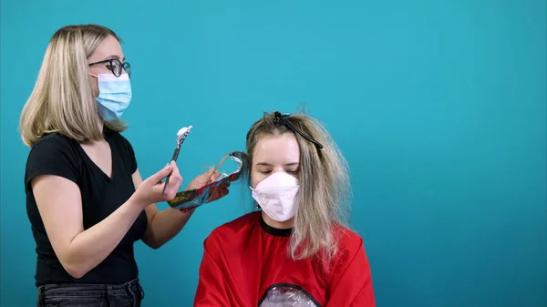 Vídeo Timelapse Uma Mulher Estilista Realiza Procedimento Coloração Cabelo Para — Fotografia de Stock