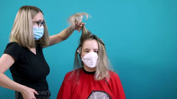 Vídeo Timelapse Uma Mulher Estilista Realiza Procedimento Coloração Cabelo Para — Fotografia de Stock