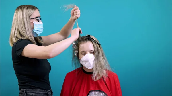 Vídeo Timelapse Uma Mulher Estilista Realiza Procedimento Coloração Cabelo Para — Fotografia de Stock