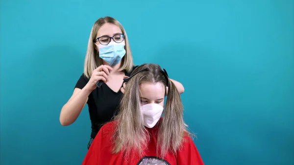 Zaman Ayarlı Video Bir Kadın Stilisti Bir Kadın Için Saç — Stok fotoğraf
