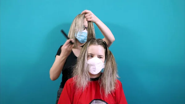 Zeitraffer Video Eine Stylistin Führt Eine Haarfärbung Für Eine Frau — Stockfoto