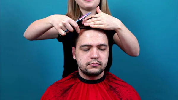 时间飞逝拍摄 一个女人在家里给一个男人剪头发 在沙龙里 用高速的视频4K — 图库照片