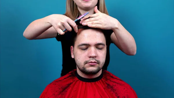 Tiro Lapso Tempo Uma Mulher Corta Cabelo Homem Casa Salão — Fotografia de Stock