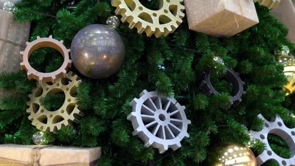 Grand sapin de Noël décoré de grandes boules, engrenages et cadeaux scellés — Video