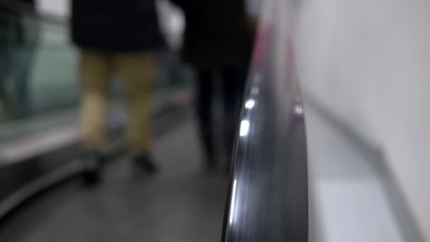 Automatische roltrap in een winkelcentrum, een menigte mensen die naar beneden komen — Stockvideo