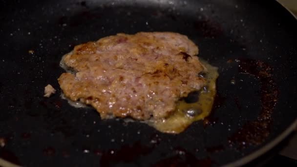 Freír la chuleta de carne de cerca. Chuleta casera se cocina en una sartén — Vídeos de Stock