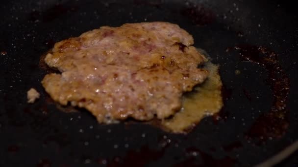 Vleeskotelet van dichtbij bakken. Zelfgemaakte kotelet wordt gekookt in een koekenpan — Stockvideo