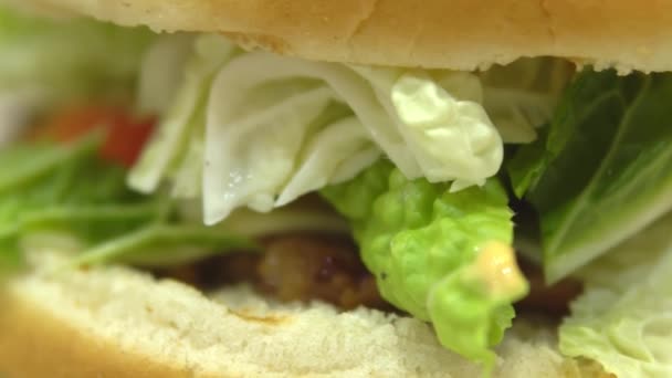 Hamburger közelkép. Hamburgert készítek otthon. — Stock videók