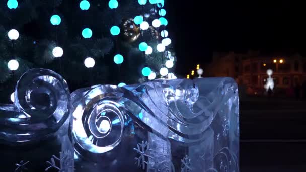 La escultura de hielo decora el árbol de Navidad. Árbol de Navidad parpadea luces e ilumina la escultura de hielo — Vídeos de Stock