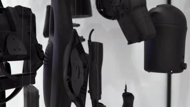 Szobor régi festett fekete háztartási készülékekről, amelyek horgászzsinóron függnek — Stock videók
