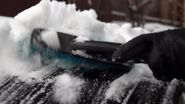 Et nærbillede af en snebørste renser sne. Vinter i Rusland, bilen var dækket med sne – Stock-video