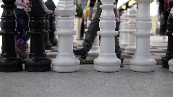 Shopping Crianças Jogam Com Grandes Peças Xadrez — Fotografia de Stock