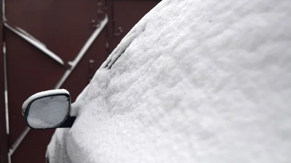 Czyszczenie Okien Samochodu Śniegu Pędzlem Zima Rosji Samochód Był Pokryty — Zdjęcie stockowe