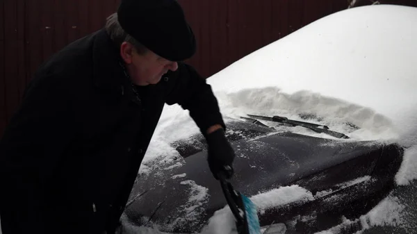 Homme Balaie Neige Capot Une Voiture Hiver Russie Voiture Était — Photo