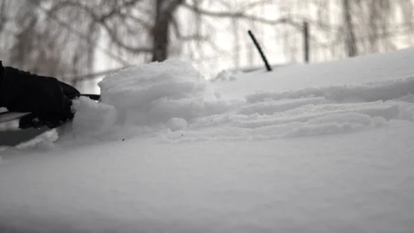 Mężczyzna Zmywa Śnieg Samochodu Zimą Rosji Samochód Był Pokryty Śniegiem — Zdjęcie stockowe