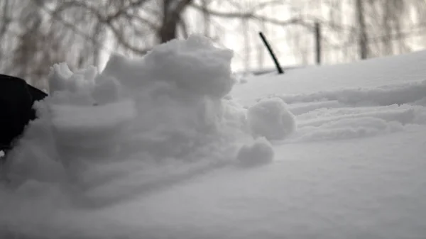 Een Man Veegt Sneeuw Van Een Auto Winter Rusland Auto — Stockfoto