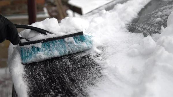Bir Adam Bir Arabanın Kapağını Kardan Fırçalar Rusya Kış Aylarında — Stok fotoğraf