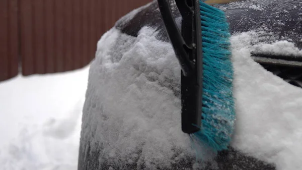 Bir Adam Arabanın Farını Kardan Fırçalar Rusya Kış Aylarında Araba — Stok fotoğraf