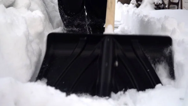 シャベルの近くで 男は自分の庭にシャベルで雪をきれいにする ロシアの冬は雪で庭を覆いました — ストック写真