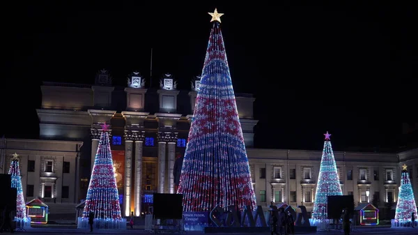 Βραδιά Ρωσία Samara Kuibyshev Square Πέντε Χριστουγεννιάτικα Δέντρα Πλήρως Διακοσμημένα Εικόνα Αρχείου