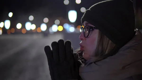 Μια Ρωσίδα Παγώνει Στο Κρύο Μια Γυναίκα Γάντια Χειμώνα Τρίβει Εικόνα Αρχείου