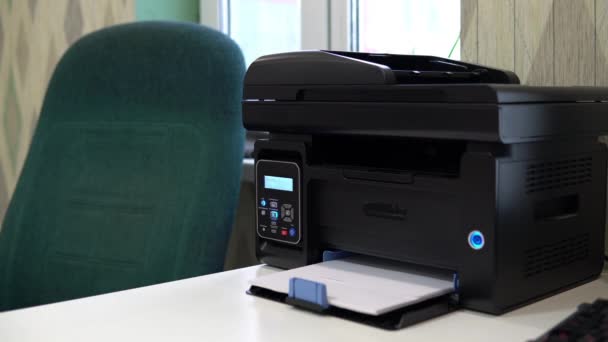 La impresora de la mesa ha impreso una hoja en blanco. Espacio de oficina, mesa, silla e impresora — Vídeos de Stock