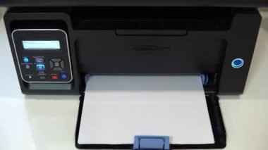 Tablonun üzerindeki yazıcı metni yazdırdı. Bir kağıt parçasındaki rapor nerede?