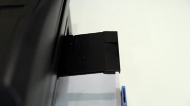 Masadaki yazıcı bir kağıt parçasına dilli gülen bir yüz basmış.