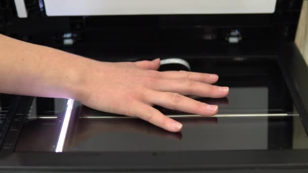 Handscanvorgang. Scanner in Betrieb scannt eine menschliche Hand mit offenem Deckel — Stockvideo