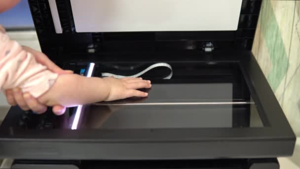 Processus de numérisation manuelle. Le scanner en fonctionnement scanne une main d'enfant avec le couvercle ouvert — Video