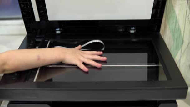 Handscanvorgang. Der Scanner scannt eine Kinderhand mit geöffnetem Deckel — Stockvideo