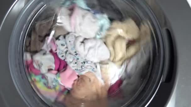 Los artículos de primer plano se lavan en el tambor de la lavadora — Vídeo de stock