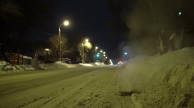 Akşamları Rus kış yolu. Yolda kanalizasyondan buhar çıkıyor.