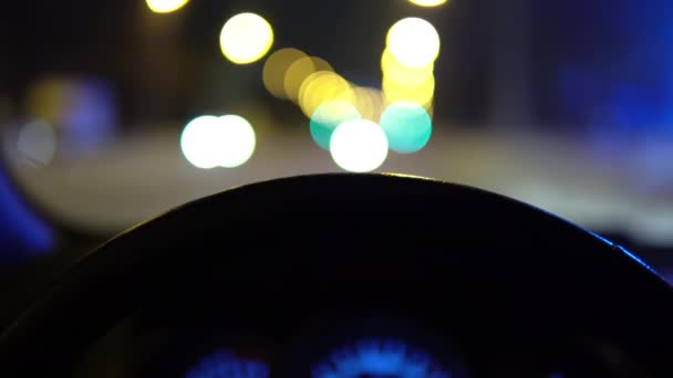 Pemandangan close-up dari belakang roda mobil, mobil mengemudi di belakang kaca depan di jalan — Stok Video