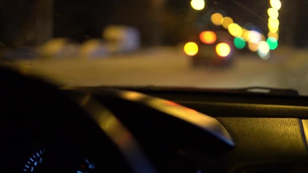 Pemandangan close-up dari belakang roda mobil, mobil mengemudi di belakang kaca depan di jalan — Stok Video