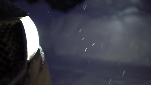 Фары автомобиля освещения падающий снег вечером — стоковое видео
