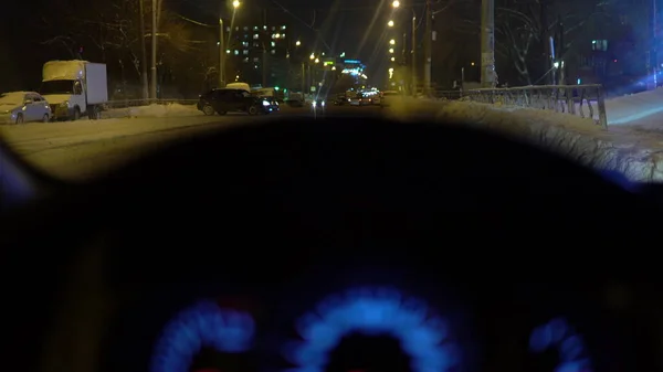 Vista da vicino da dietro il volante di un'auto, le auto guidano dietro il parabrezza sulla strada — Foto Stock