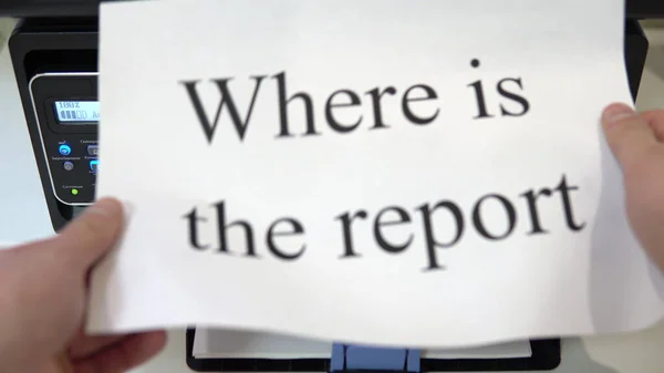 Der Drucker auf dem Tisch druckte den Text, wo sich der Bericht auf einem Blatt Papier befindet — Stockfoto