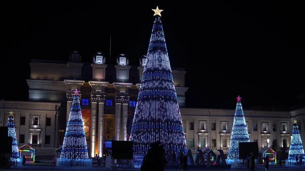 Soirée Russie, Samara, Place Kuibyshev, cinq arbres de Noël entièrement décorés avec des ampoules luisent avec des motifs différents — Photo