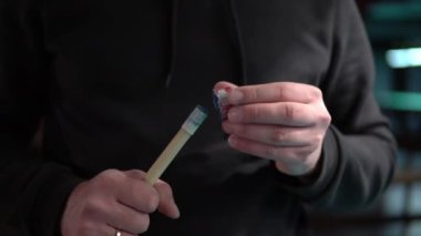 Bir adam vurmadan önce bilardo ıstakasının ucunu tebeşirle ovar. Bilardo oynamaya hazırlanıyor