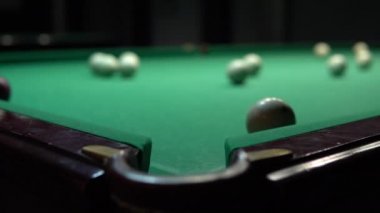 Cebe atmayan bir bilardo topunun yakın çekimi. Rus bilardo oyunu
