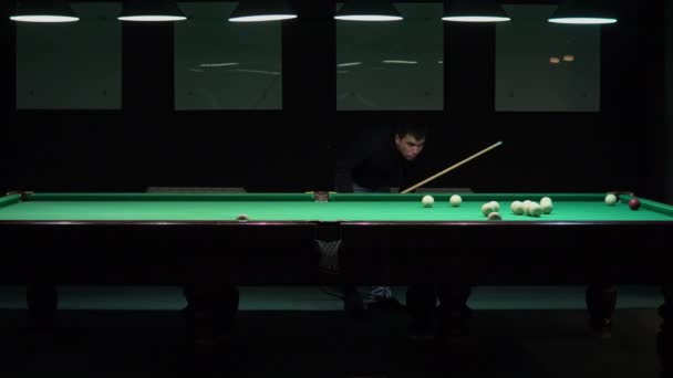 Der Mann spielt russisches Billard und schnappt sich den Ball. — Stockvideo