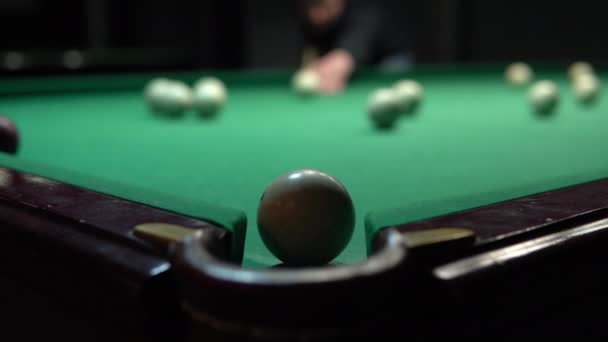 Nahaufnahme vom Einstecken einer Billardkugel. Russisches Billard Spiel — Stockvideo