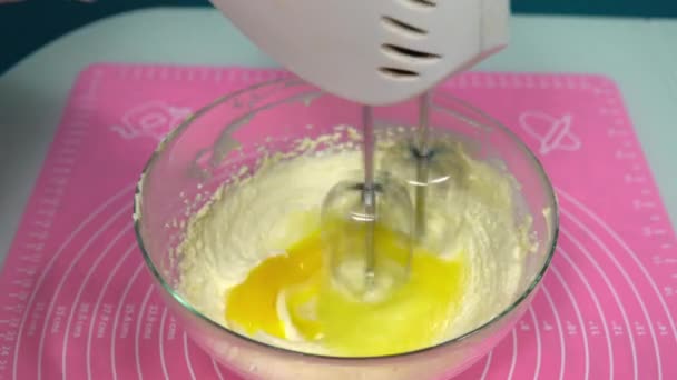 加鸡蛋到奶油和鞭子与搅拌机的特写。让情人节的饼干变硬 — 图库视频影像