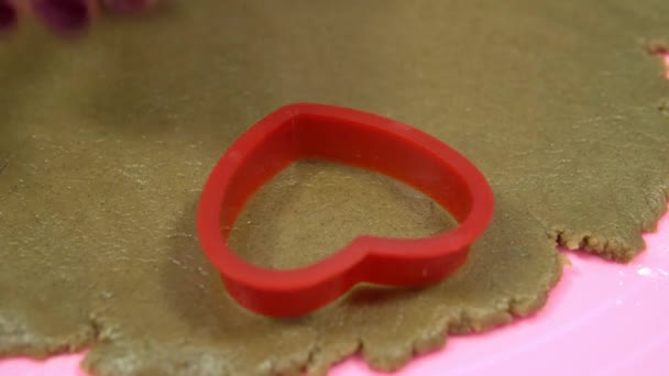 Extruding dough with a heart-shaped shape. Making chocolate chip cookies for Valentines Day — Stock Video