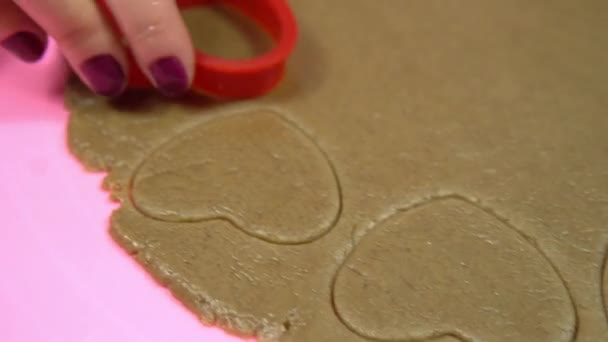 Masa de extrusión con forma de corazón. Hacer galletas con chispas de chocolate para San Valentín — Vídeos de Stock
