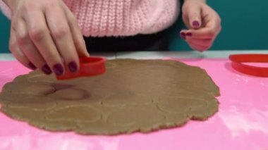 Kalp şeklinde hamuru ekstrakte etmek. Sevgililer Günü için çikolatalı kurabiye yapıyorum.