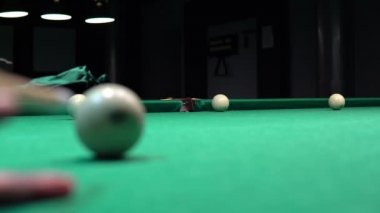 Bir bilardo topuna yaklaş. Topu cebe atıyor. Rus bilardo oyunu