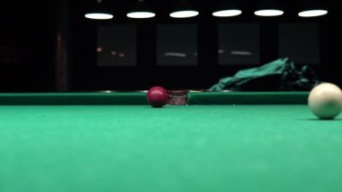 Bir bilardo topuna yaklaş. Topu cebe atıyor. Rus bilardo oyunu
