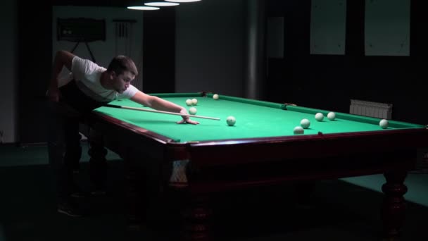 A man plays Russian billiards. aims with the cue and hits the ball — Stock Video